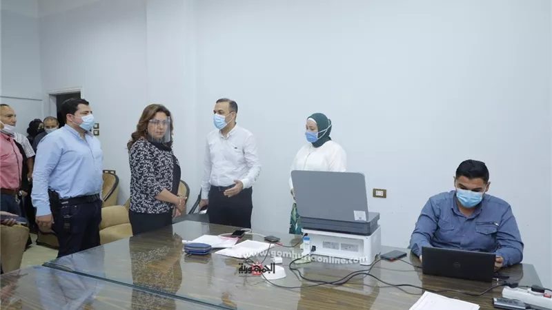 محافظ دمياط تتابع تطعيم المواطنين بلقاح فيروس كورونا بنادى رأس البر الرياضى