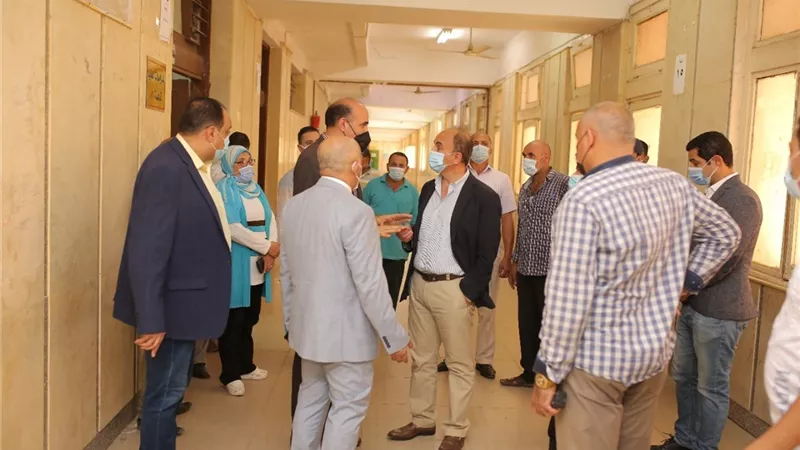 رئيس جامعة الزقازيق يتابع لجان حملة التطعيم ضد فيروس كورونا بكليات الجامعة