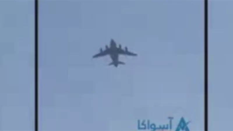 شاهد ... سقوط مواطنين أفغان حاولوا الفرار من البلاد بعدما تشبثوا بعجلات طائرة.