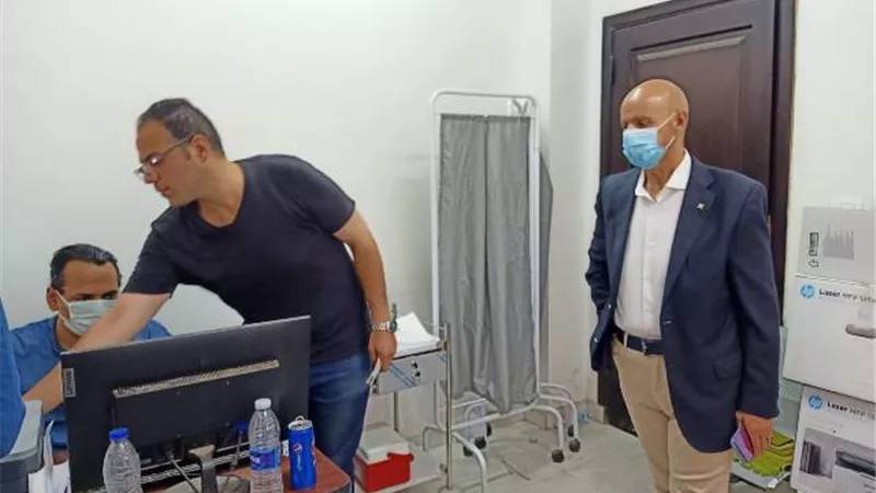 مدير الصحة يتابع تطعيم المواطنين بلقاح كورونا واستخراج الشهادات بالزقازيق