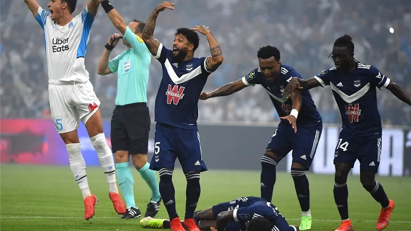 مهاجم بوردو يرعب اللاعبين والجماهير بسقوطه المفاجئ فى الملعب