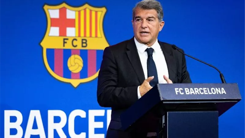 لابورتا يكشف حجم ديون برشلونة والرواتب ويصف وضعه بـ