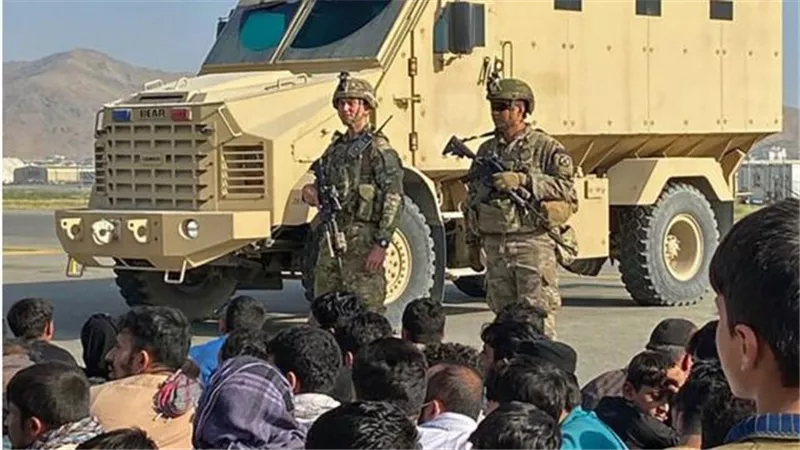 أمريكا وبريطانيا ترسلان 1200 جندي إضافي إلى مطار كابول