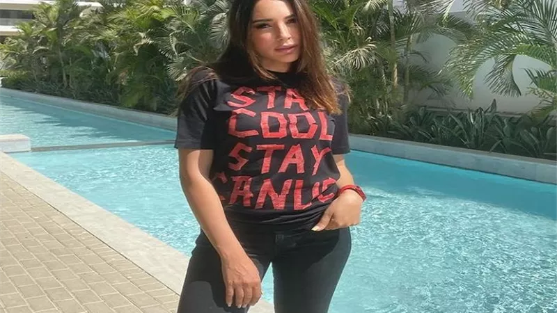 بالكاجوال .. ساندى تداعب متابعيها وتعلق : لما تقرر تصيف تحت بيتك