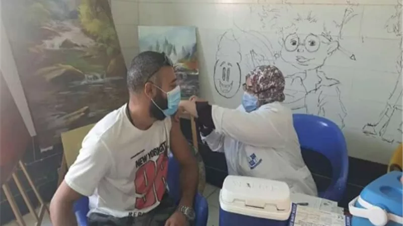 صحة القليوبية: استمرار تطعيم المواطنيين بلقاح كورونا من خلال الفرق الطبية الثابتة والمتحركة
