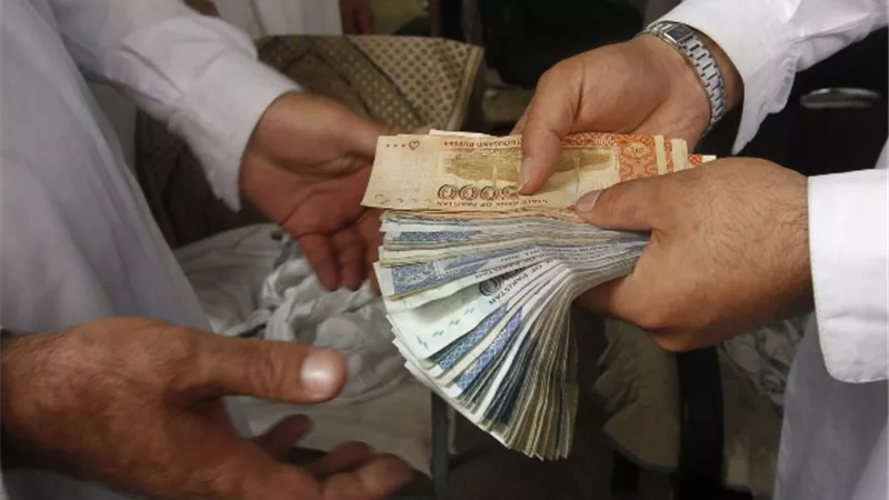 رئيس البنك المركزي الأفغاني يفر من كابل وانخفاض حاد بالعملة الأفغانية