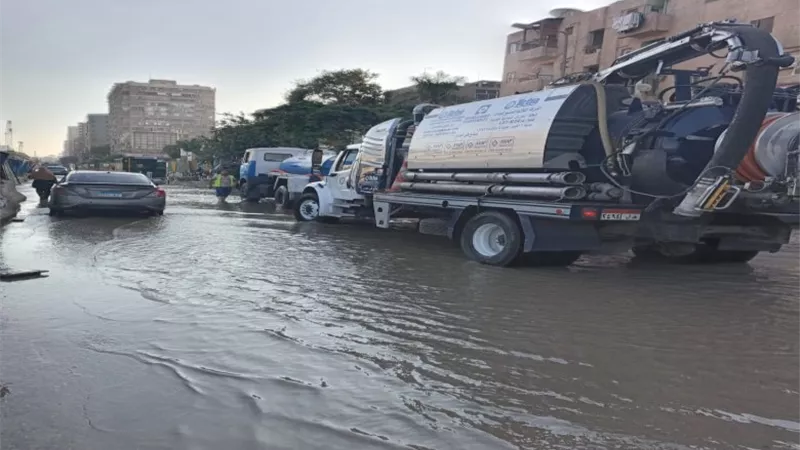 مياه الجيزة : الدفع ب 13 سيارة لشفط المياه بشارع جامعة الدول العربية