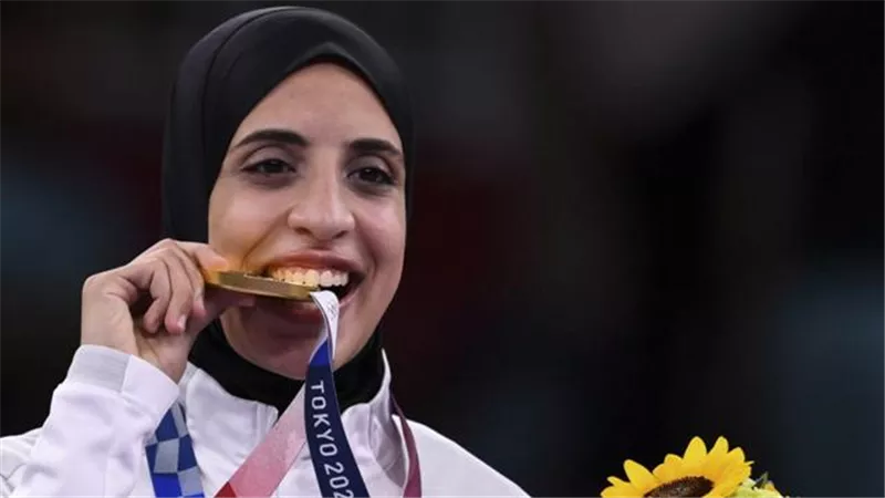 الرئيس السيسي يمنح اللاعبة فريال أشرف ومدربها وسام الرياضة من الطبقة الأولى