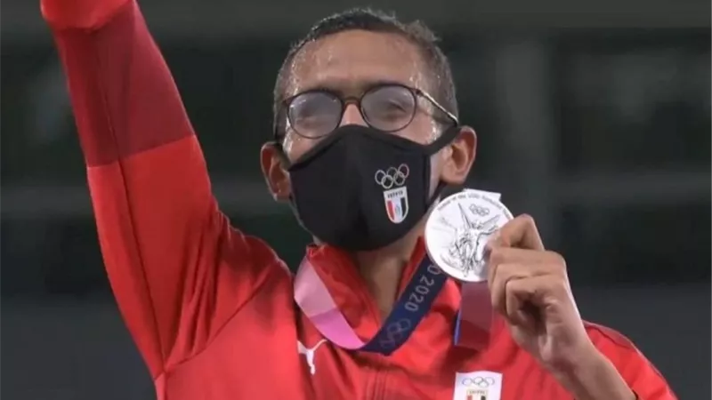 السيسي يمنح لاعب الخماسي الحديث عبد الرحمن محمد ومدربه وسام الرياضة من الطبقة الثانية
