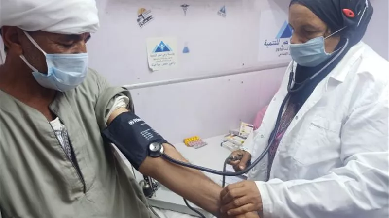 الكشف والعلاج لـ 300 مواطن وتوفير 41 نظارة بقافلة للصحة فى بنى سويف.. بالصور