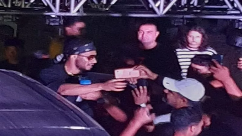 محمد رمضان يتابع تجهيزات أقوى حفل في الساحل والجمهور يلتف حوله .. صور