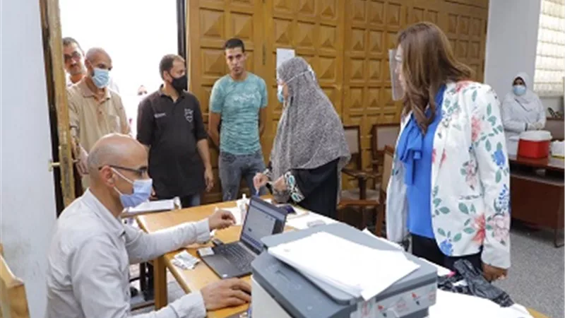 محافظ دمياط تتابع تطعيم العاملين بديوان عام المحافظة بلقاح فيروس كورونا