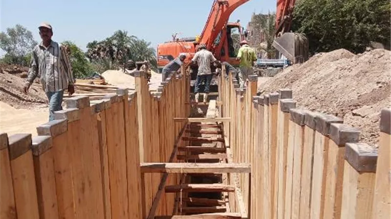 تواصل العمل فى مشروع الصرف الصحى بمنطقة الطارف القديم بالقرنة غرب الأقصر