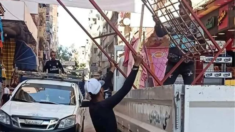 حى العجمى : حملة لإزالة الاعلانات المخالفة والاشغالات