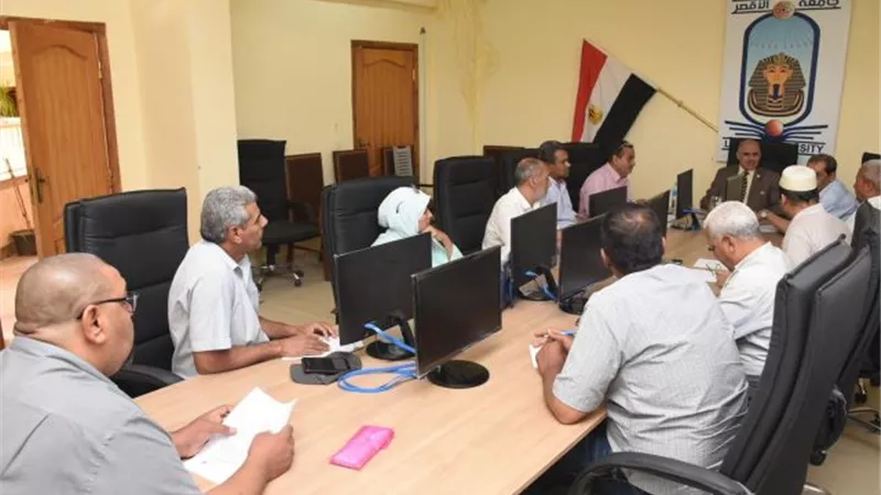 رئيس جامعة الأقصر يترأس اجتماع مجلس الأمناء لمناقشة احتياجات الكليات.. بالصور