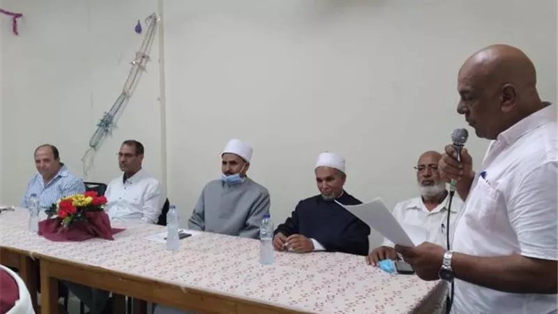 منطقة البحر الأحمر الأزهرية تكرم موظف بقسم الحسابات لبلوغه سن المعاش.. بالصور