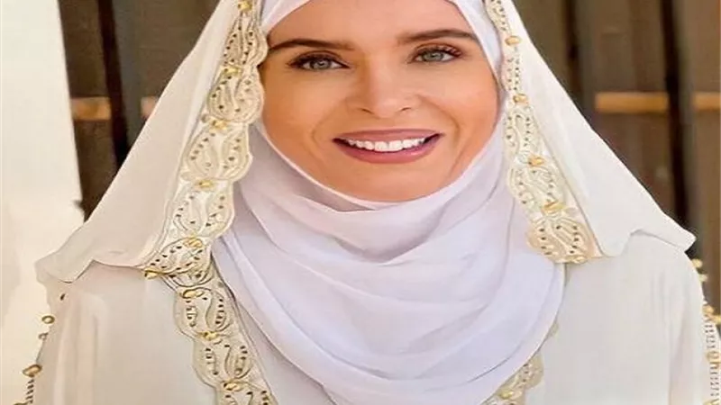 شاهد.. دينا تثير الجدل بعد ظهورها بحجاب وعباءة بيضاء