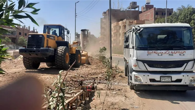 رفع ٤٠ طن من الأتربة والمخلفات الصلبة بإسنا جنوب الأقصر