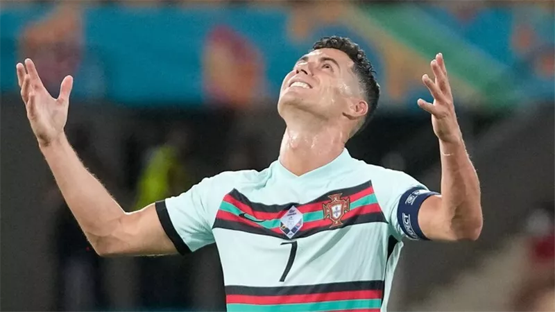 ماذا يمنع كبار أوروبا من التفاوض مع رونالدو؟