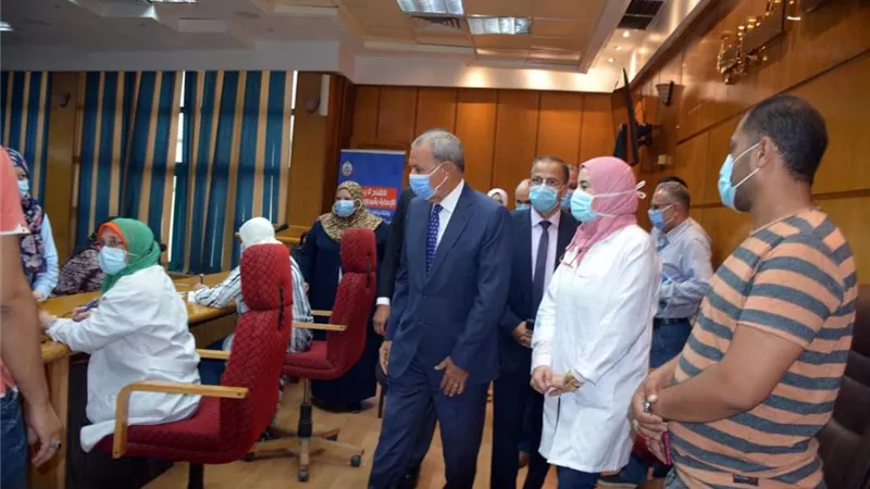الهجان يتابع تطعيم العاملين بديوان محافظة القليوبية بلقاح فيروس كورونا