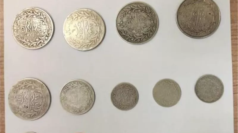 ضبط 34 عملة أثرية بحوزة أحد الركاب بمطار القاهرة