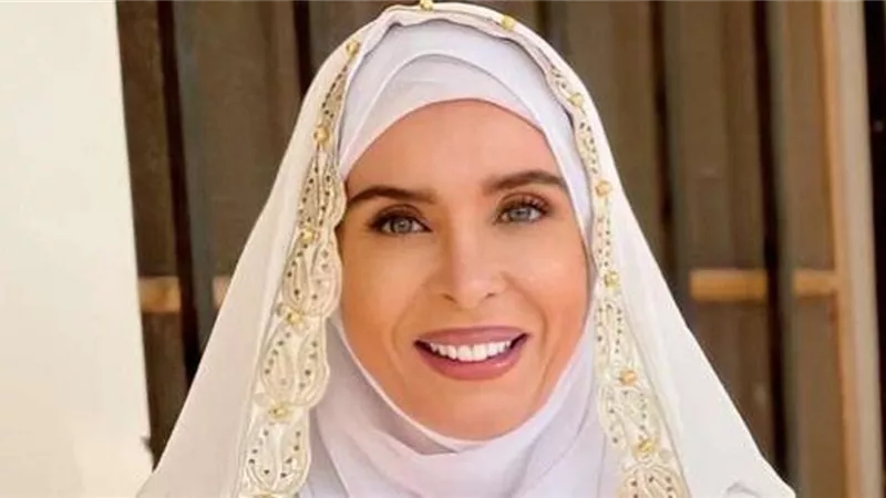 دينا تثير الجدل بالحجاب والعباءة .. صور