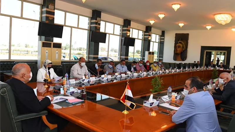 محافظ قنا يناقش المشروعات المقترح تنفيذها من متحصلات قانون التصالح
