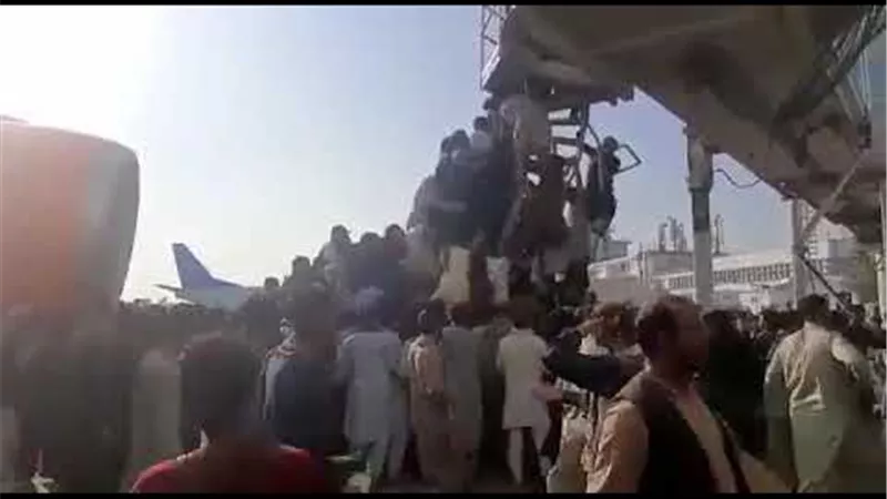 17 مصابا جراء حادثة تدافع عند أبواب مطار كابل