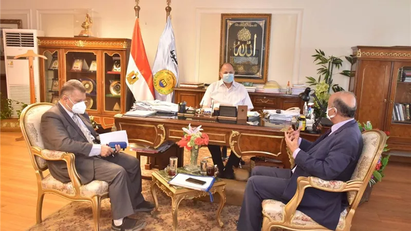 محافظ أسيوط يبحث تنفيذ خطة وزارة الري للتحول إلى نظم الري الحديث