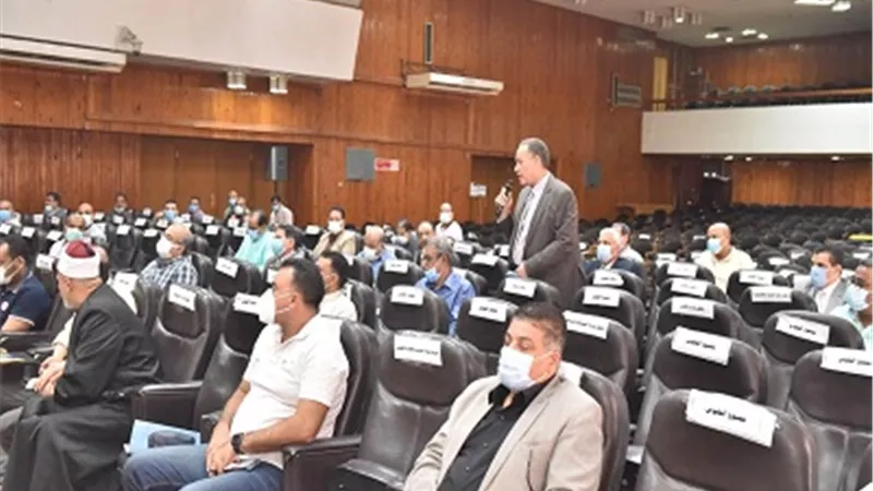 محافظ أسيوط يبحث مع القيادات الطبية التوسع في تطعيم المواطنين باللقاحات المضادة لكورونا