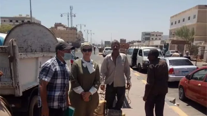 رئيس مدينة سفاجا تتابع أعمال إنشاء مقاعد أنتظار للمواطنين امام المستشفى المركزي