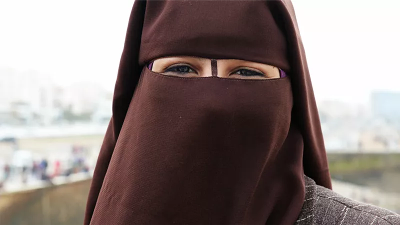 اشتاق الى النقاب وانا متزوجة الى ان امى توعدت بالغضب على ان ارتديته ؟ .. دار الإفتاء تجيب