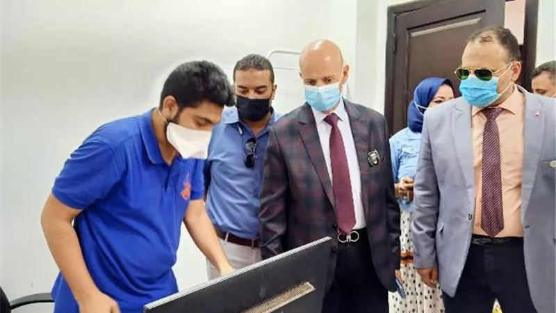 وكيل الصحة بالشرقية يتابع تطعيم المواطنين بلقاح كورونا واستخراج الشهادات المعتمدة