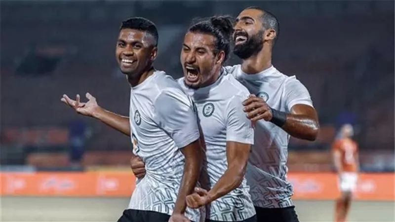 البنك الأهلي يتقدم على المقاصة بهدفين في شوط أول مثير