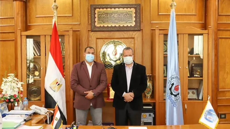 رئيس جامعة السويس يستقبل مدير الصحة للبدء في تطعيمات الجامعة بلقاح فيروس كورونا