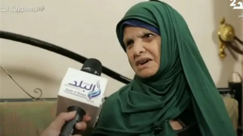 خطفني وقالي هتموتي هنا.. ابن يعذب أمه ويطردها للاستيلاء على ممتلكاتها.. فيديو