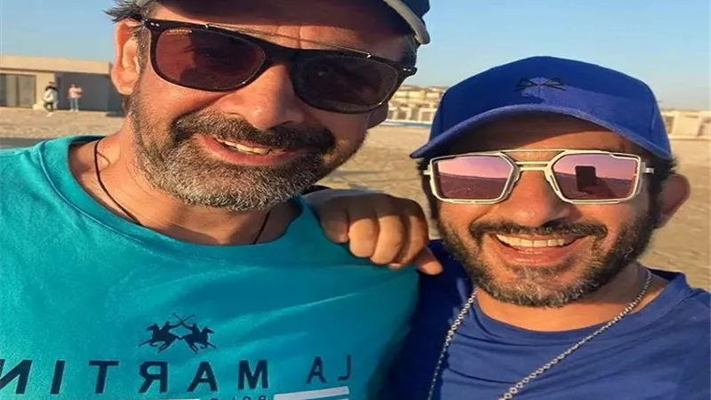 شاهد ..أحمد حلمى يداعب كريم عبد العزيز فى عيد ميلاده