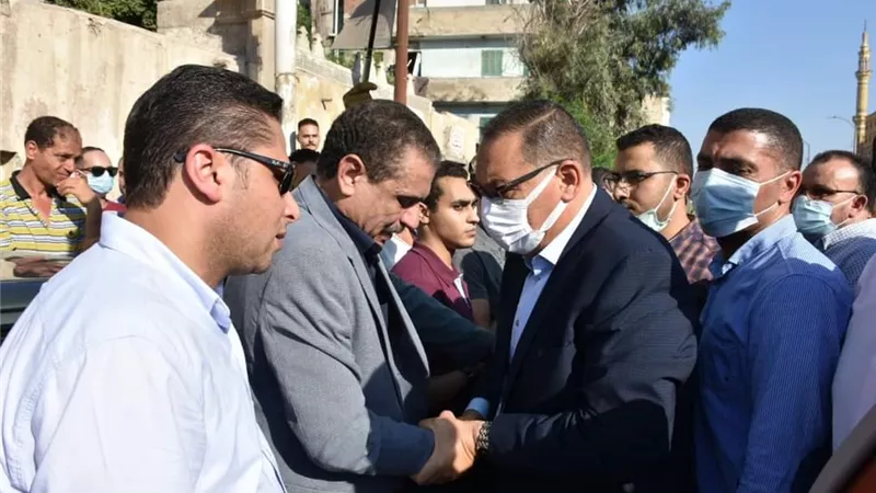 محافظ الشرقية يؤدي واجب العزاء والمواساه في وفاة كريمة النائب مجدي عاشور