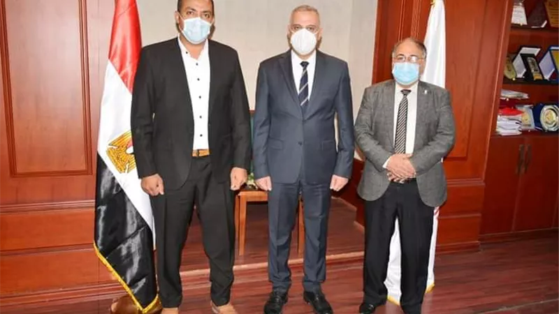 محافظ سوهاج يسلم 56 شيكا لدعم الشباب من أصحاب المشروعات الصغيرة ومتناهية الصغر