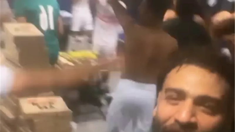 احتفالات لاعبى الزمالك داخل غرفة خلع الملابس باقتراب حلم الدورى العام
