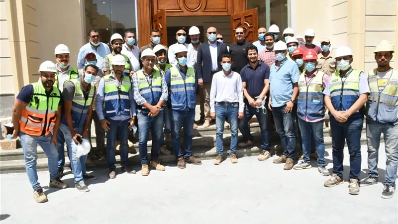 وزير الإسكان يتفقد أعمال التشطيبات بحى 