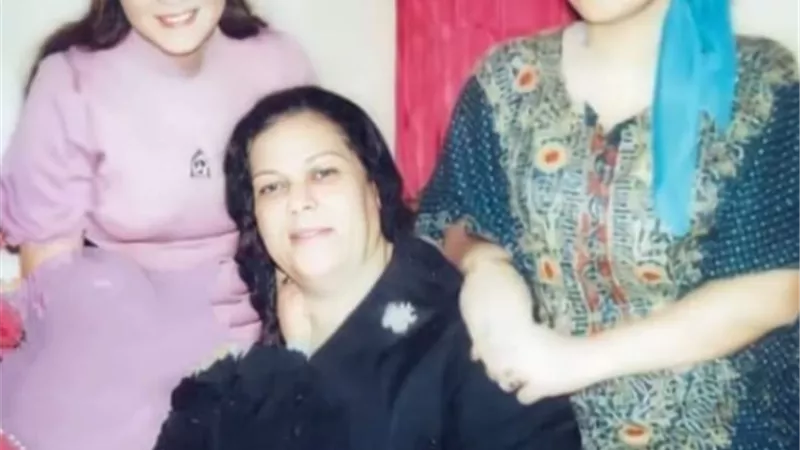 فى عز شبابها.. صورة نادرة لدلال عبد العزيز برفقة والدتها وشقيقتها
