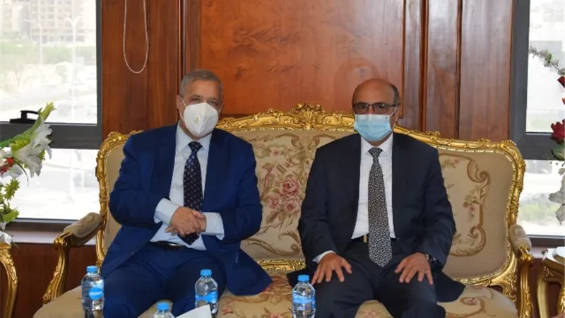 وزير العدل يهدي درع 