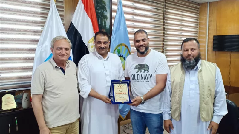 حزب المصريين الأحرار يكرم مدير اداره العلاقات العامة والإعلام بشركة المياه بمطروح