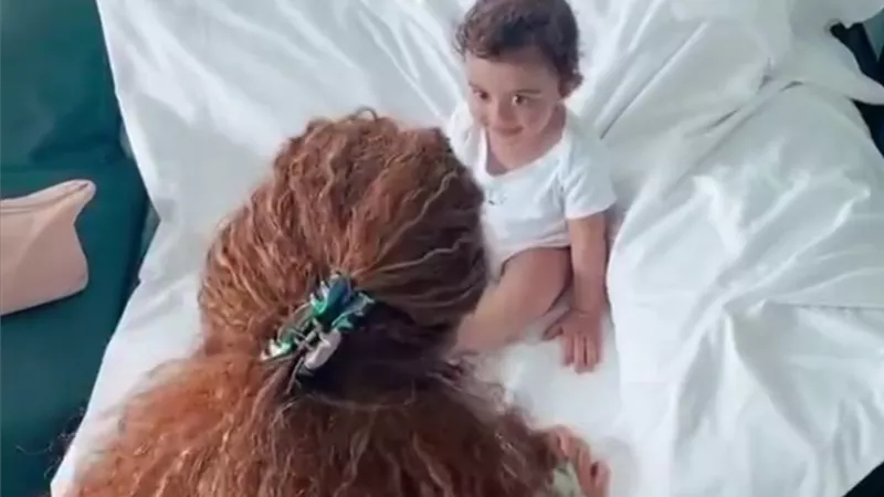 بالفيديو .. ميريام فارس تعلم نجلها