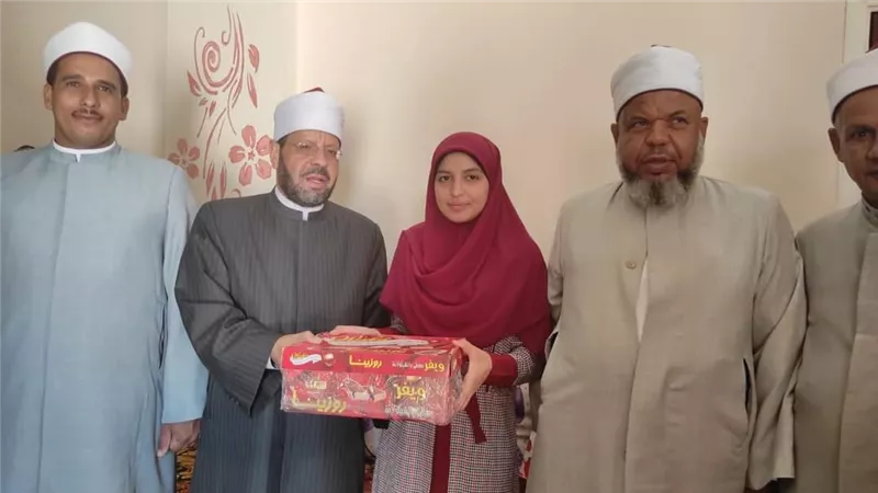 وفد من وعظ أسيوط يقدم التهنئة لطالبة الأزهر الحاصلة على المركز الأول في الثانوية الأزهرية