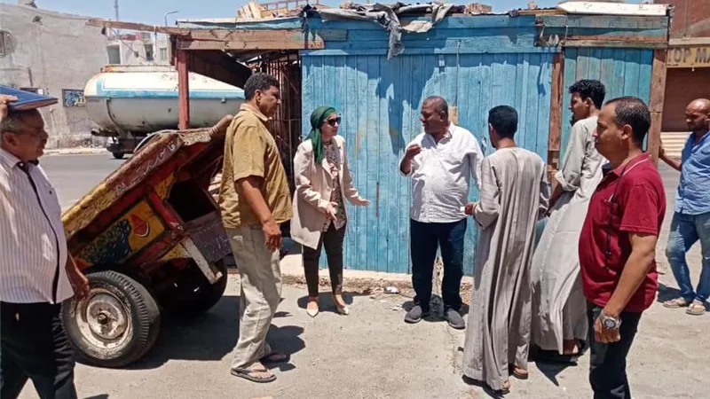 رئيس مدينة سفاجا تقود حملة مكبرة لإزالة الاكشاك المخالفة والتعديات على حرم الطريق