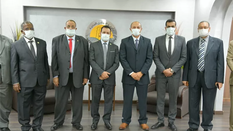 جامعة الوادى الجديد تستقبل وفد اللجنة الثلاثية لمتابعة تجهيزات كلية الطب البشرية