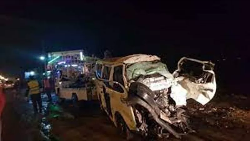 أصابة 7 أشخاص فى حادث تصادم سيارتين بأبو الريش أسوان