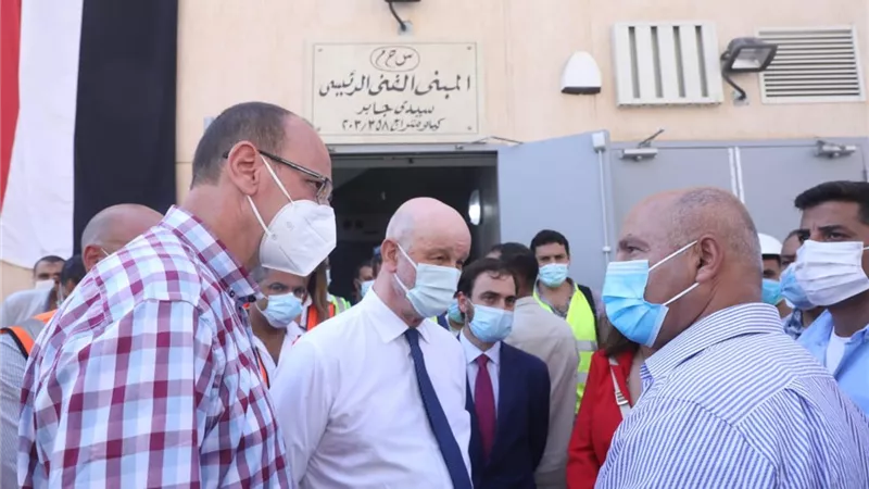 وزير النقل والسفير الإسباني يتفقدان محطتي الإسكندرية وسيدي جابر لمتابعة